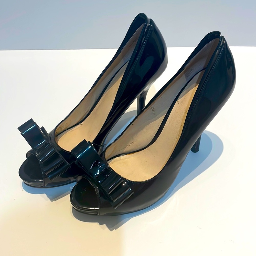 Nine West Hidden Platform patent heels with exaggerated bow. Size 8.5